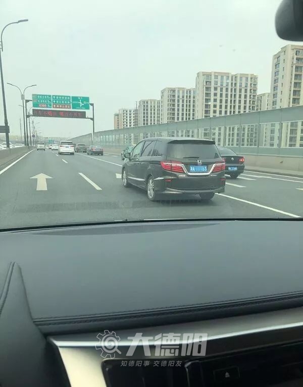 1岁孩子双手握着方向盘,在高架开车?得知真相后大家都